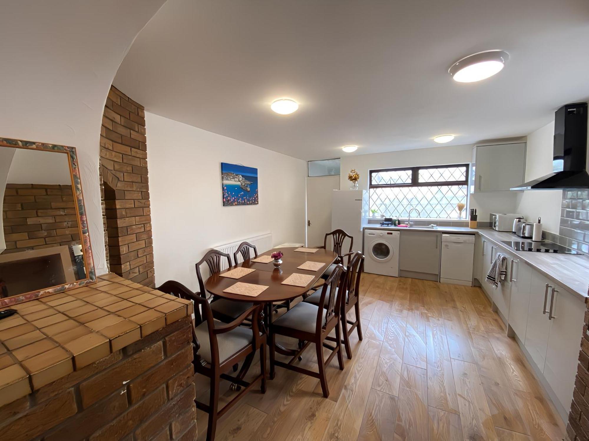 4-Bedroom Home - Perfect For Those Working In Bridgend - By Tailored Accommodation Bagian luar foto