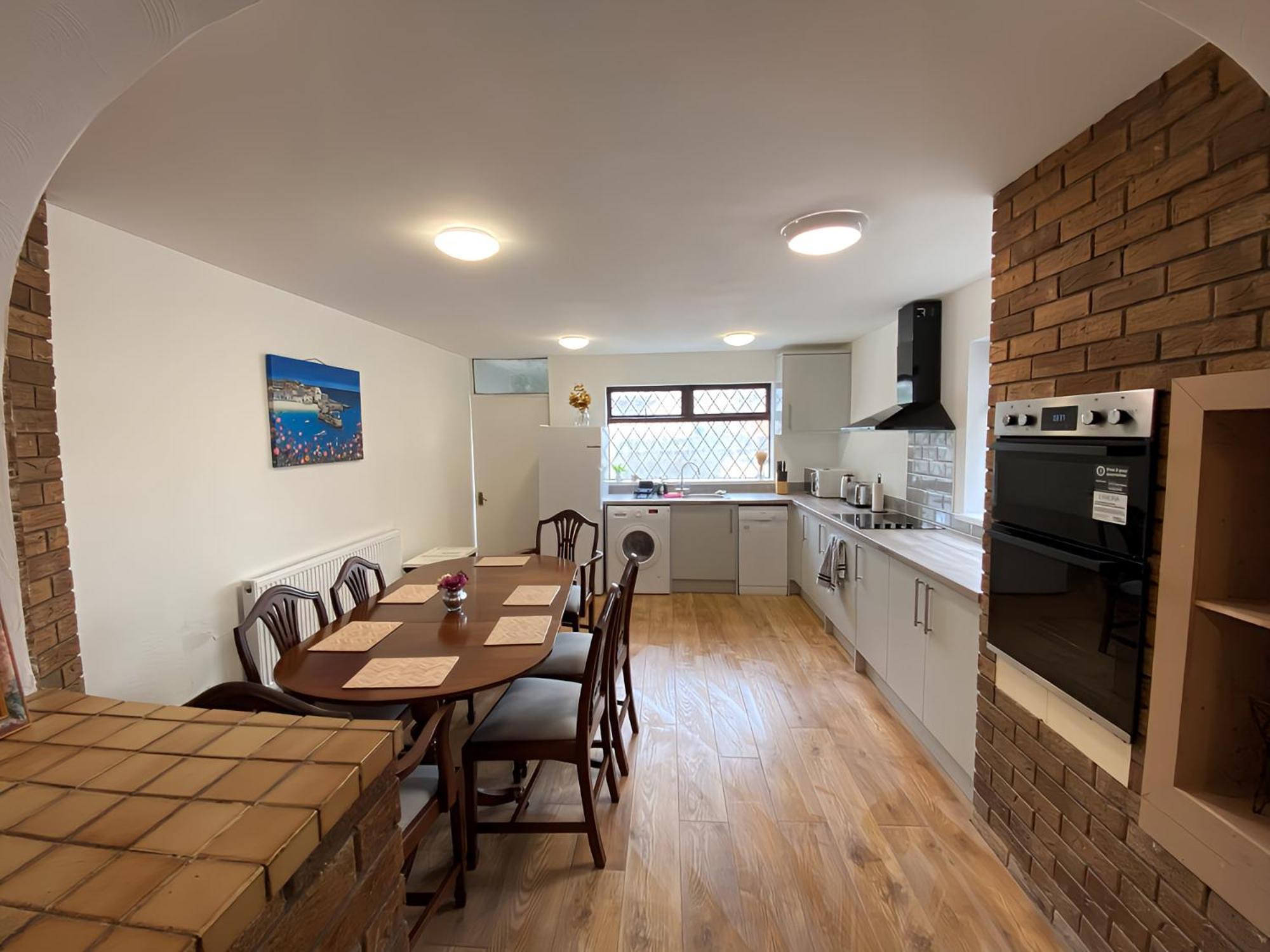 4-Bedroom Home - Perfect For Those Working In Bridgend - By Tailored Accommodation Bagian luar foto